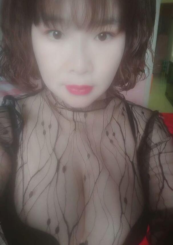 便宜第一熟女超级大乳房，后入抓奶叫妈妈，喊不要儿子