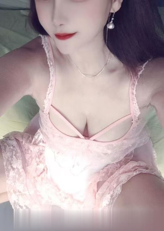 苏州相城真真穿着粉色的小吊带