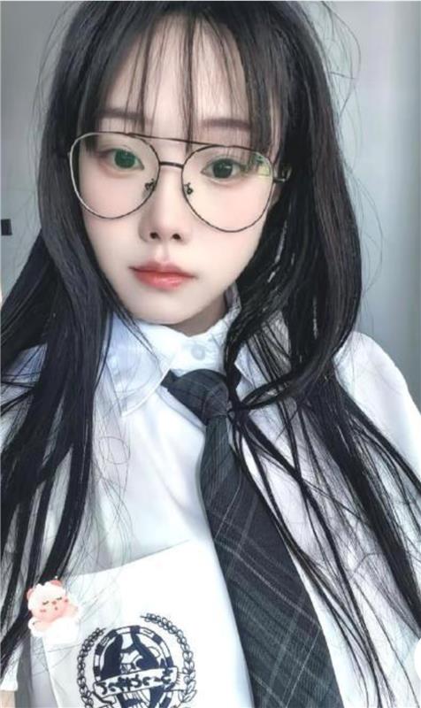 江苏无锡眼镜琪琪JK黑丝袜，学生模样