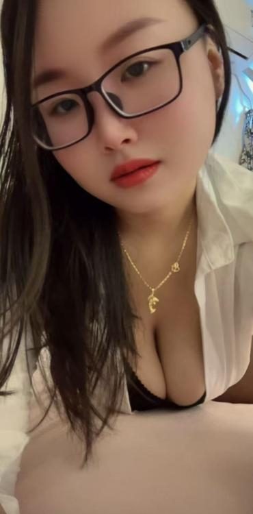 南京市黑丝眼镜少妇双飞