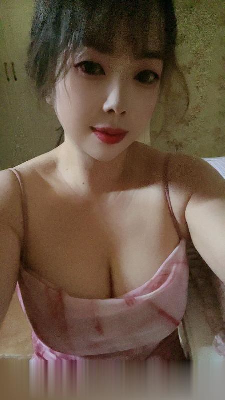 陕西-西安龙首少妇依依肉丝高跟鞋情趣装，大奶子半露着