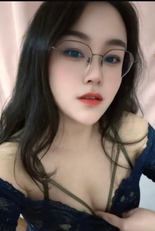 浦东新区浦东吊钟乳眼镜妹