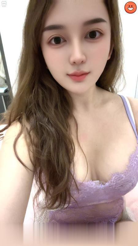 深圳民治新疆妹子伊娜颜值好看,像混血小姐姐